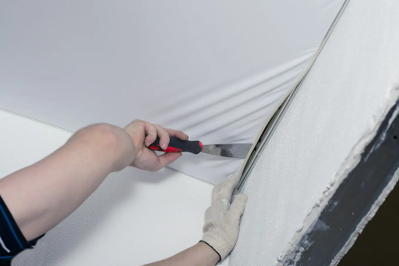 montaż sufitu napinanego